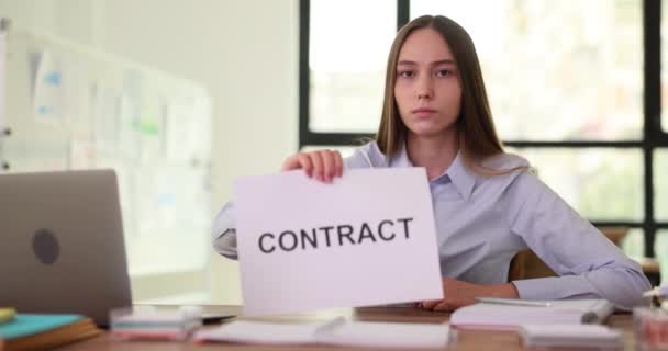 Pengusaha Wanita Serius Memegang Kontrak Kantor Kesimpulan Dari Kesepakatan Bisnis — Stok Video