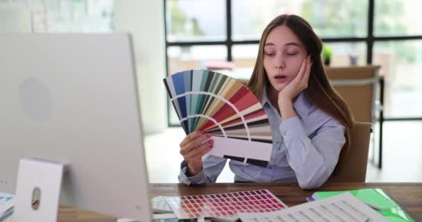 疲れたオフィスの従業員デザイナーは 夏の日にエアコンなしで働く熱い物質的な空気に苦しんでいます 学生ビジネス女性インターン 職場でファンによって冷却 — ストック動画
