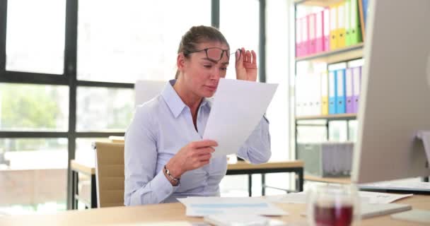 Podnikatelka Slabým Zrakem Pracuje Kanceláři Čte Dokumenty Farsightedness Myopia Astigmatism — Stock video