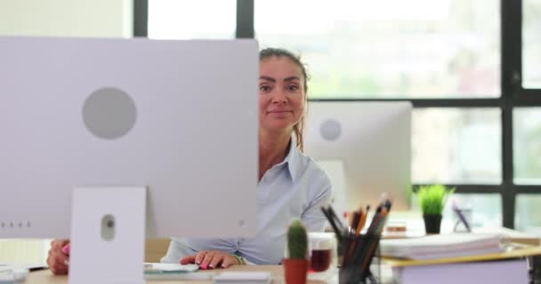 Mulher Negócios Sorridente Assistindo Conversando Através Webcam Durante Videoconferência Escritório — Vídeo de Stock