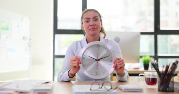 Mujer Oficina Tiene Gran Reloj Pared Lugar Trabajo Control Del — Vídeo de stock