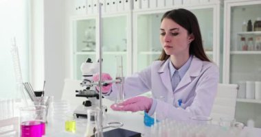 Laboratuvar asistanı bilim adamı laboratuvarda test tüpünü tamir ediyor. Laboratuvar ekipmanları