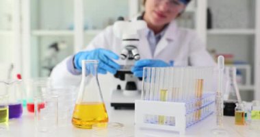 Bilim adamı, petrol örneklerini mikroskop altında inceleyerek riskleri değerlendiriyor. Laboratuvarda kozmik yağların geliştirilmesi