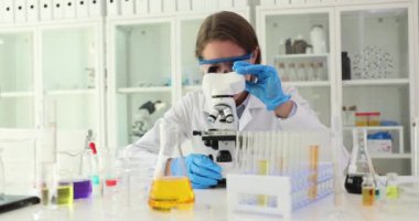 Gıda teknolojisi uzmanı gıda yağlarını laboratuvarda inceliyor. Laboratuvarda petrol ürünlerinin test edilmesi