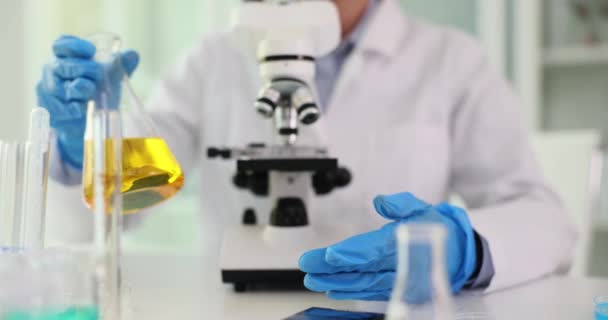 Naukowiec Trzymający Kolbę Żółtym Płynem Laboratorium Chemicznym Kontrola Jakości Przemyśle — Wideo stockowe
