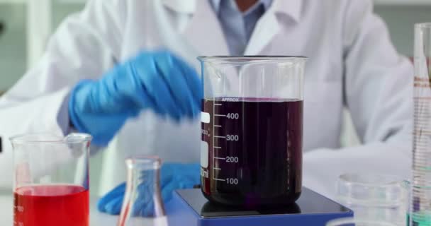 Химическая Лабораторная Стеклянная Колба Прозрачной Жидкостью Смешивается Магнитным Мешалкой Учёный — стоковое видео