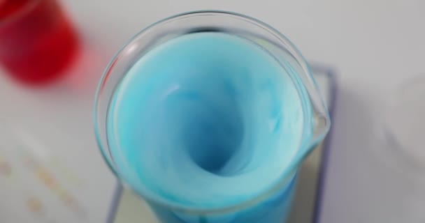 Крупный План Синей Жидкости Вращающейся Стеклянной Колбе Лаборатории Тестирование Токсичных — стоковое видео