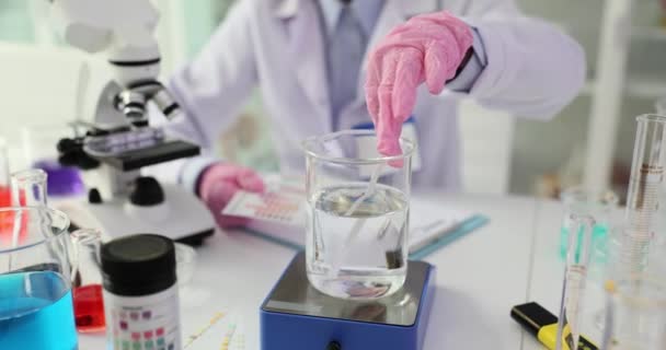科学家和测试带与不同颜色的指示器进行液体分析 在实验室测试有毒溶剂 — 图库视频影像