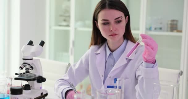 Cientista Feminina Laboratório Detém Tubo Ensaio Com Líquido Roxo Mão — Vídeo de Stock