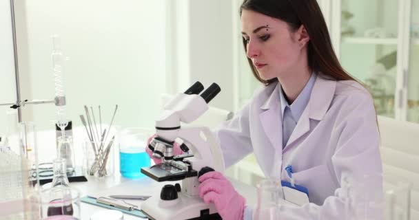 科学家在实验室里使用现代显微镜和实验 生物学家遗传学家检查物质样本 — 图库视频影像