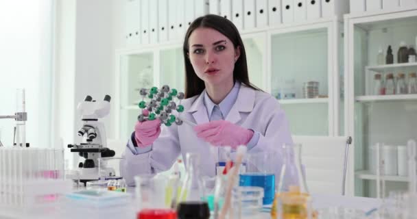 Laboratorní Chemik Studuje Strukturu Molekul Plastovém Modelu Ženská Studentská Molekulární — Stock video