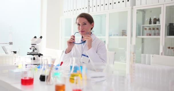 Wissenschaftler Setzt Schutzbrille Zum Schutz Wissenschaftslabor Auf Genbiologe Schutzbrille Vor — Stockvideo