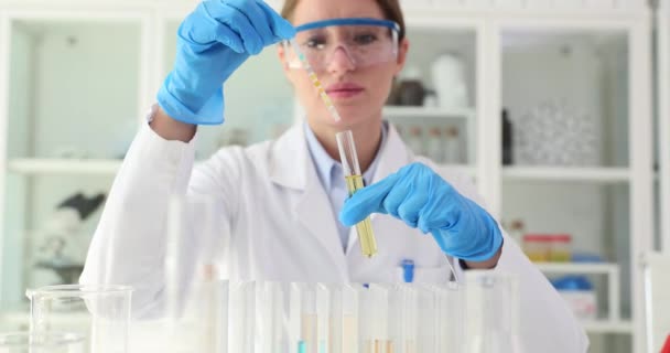 Vetenskaplig Laboratorietekniker Som Mäter Syraalkaliniteten Hos Kemiska Ämnen Som Doppar — Stockvideo