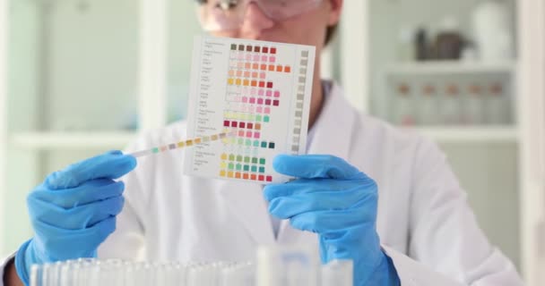 Faixas Teste Urina Fechadas Médico Cientista Laboratório Realizando Teste Com — Vídeo de Stock