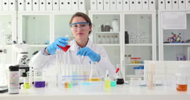 Pesquisa Laboratório Médico Bioquímico Especialista Laboratório Trabalhando Com Líquido Vermelho — Vídeo de Stock