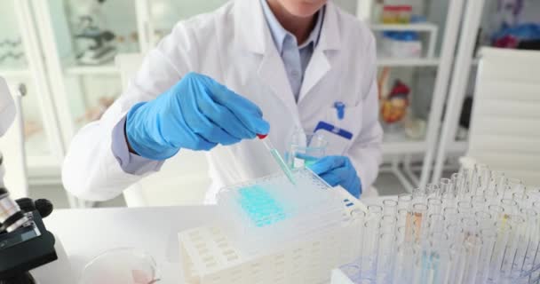 Cientista Com Pipeta Analisa Líquido Colorido Laboratório Investigação Bioquímica Medicina — Vídeo de Stock