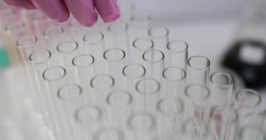 Laboratuvar teknisyeni ya da hemşire araştırma laboratuarında boş kan testi tüpü alıyor. Kimyasal ve tıbbi araştırmalar