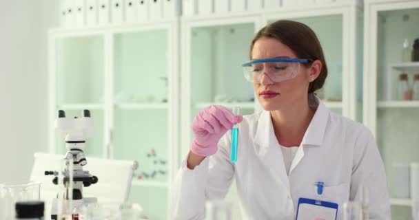 Доктор Исследователь Держит Трубку Голубой Жидкостью Закрывает Нос Неприятного Запаха — стоковое видео