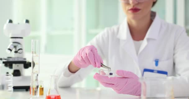 Farmacêutico Cientista Segurando Pinças Segurando Cápsula Branca Azul Medicina Cuidados — Vídeo de Stock