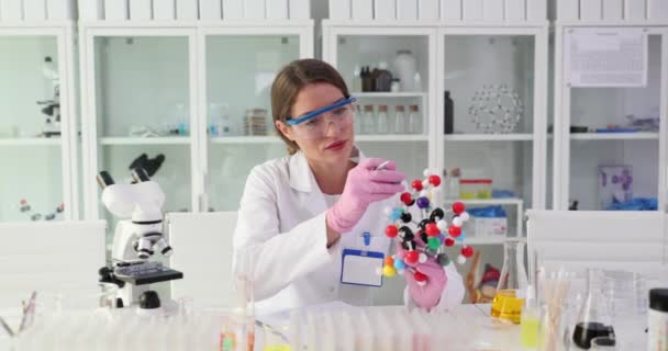 女化学家在实验室里研究分子的结构 科学家介绍分子的结构 — 图库视频影像