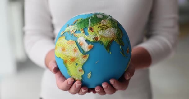 Ekolog Posiada Globus Bliska Mapy Świata Ochrona Środowiska Ekologia — Wideo stockowe