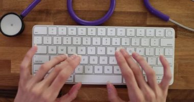 Bilgisayar klavyesinde yazan doktorun elleri. Çevrimiçi tıbbi danışma ve iletişim ve e-sağlık