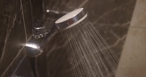 Świeży Prysznic Kroplami Wody Woda Płynie Prysznica Kran Nowoczesnej Łazience — Wideo stockowe