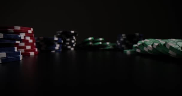 一堆堆黑色背景的扑克筹码游戏 赌场和吸毒成瘾 — 图库视频影像