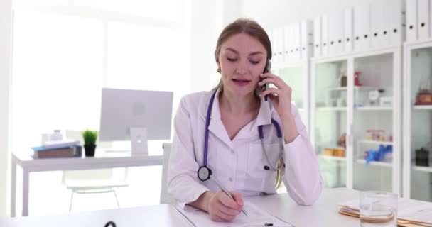 Médecin Thérapeute Féminin Parlant Sur Smartphone Clinique Assistance Médicale Distance — Video