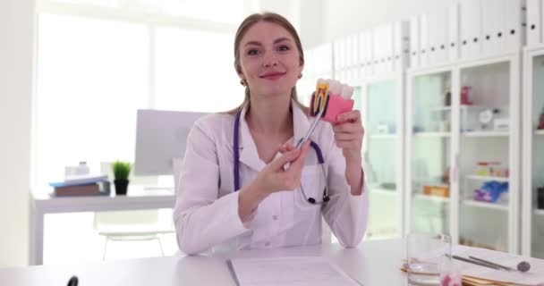 Dentista Sorridente Dente Sano Con Carie Sbiancamento Dei Denti Igiene — Video Stock