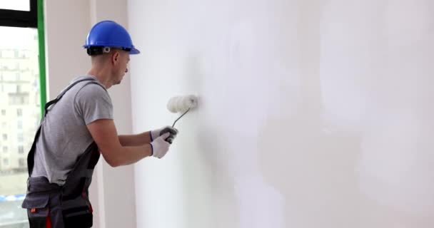 Målning Väggyta Med Rullborste Lägenhet Målning Och Renovering Med Vit — Stockvideo