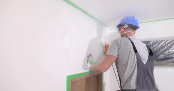 壁を置くマスターの手の研磨剤を仕上げます 壁の修理および絵画のための壁の準備 — ストック動画