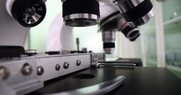 Zestaw Mikroskopów Badań Szkolnym Laboratorium Medyczne Badania Chemiczne Laboratorium — Wideo stockowe