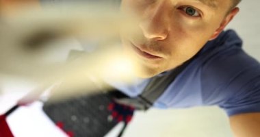 Stepladder 'daki elektrikçi inşaat alanındaki yeni evde çalışıyor. Ampulü değiştiren, elektrik ve kablo tamir eden usta elektrikçinin portresi