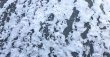 Deniz köpüğü ve deniz dalgalarıyla kumlu sahilde aşk sözcükleri. Deniz ve seyahat aşkı