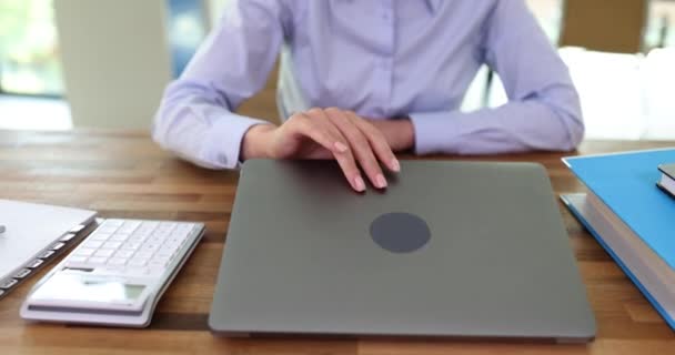 Empresaria Gerente Ceo Abren Laptop Levanta Tapa Comienza Trabajar Primer — Vídeos de Stock