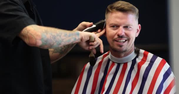 Pemotong Rambut Dan Potongan Rambut Dengan Hiasan Dengan Lampiran Untuk — Stok Video