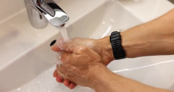 Primer Plano Mano Humana Bajo Corriente Agua Limpia Del Grifo — Vídeo de stock
