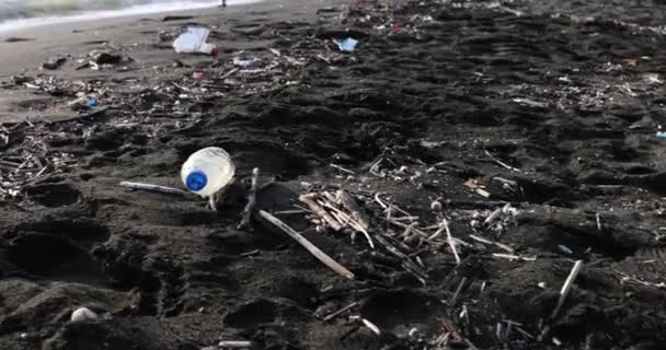 Много Мусора Берегу Моря Пустые Использованные Грязные Пластиковые Бутылки Грязное — стоковое видео
