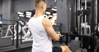 Spor salonunda kürek çeken bir sporcu. İnsanlar ve fitness konsepti