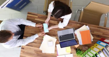 İş yerinde oturan ve ofis manzarasında zarf içinde parayı reddeden bir kadın. Adam tarafından teklif edilmiş ve çalışana rüşvet vermek istiyor.