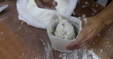 Yapışkan çimento karışımı ve alçı taşı duvarda sıva için karıştırılır. Alçı sıva.