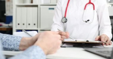Doktor, hasta hastaya tedavi için reçete yazıyor. İlaç tedavisi konsepti