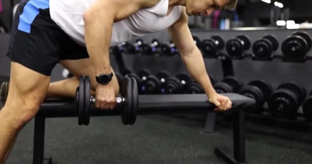 Αθλητής Εκτελεί Dumbbell Σειρά Ένα Χέρι Στο Γυμναστήριο Άνδρες Χέρι — Αρχείο Βίντεο
