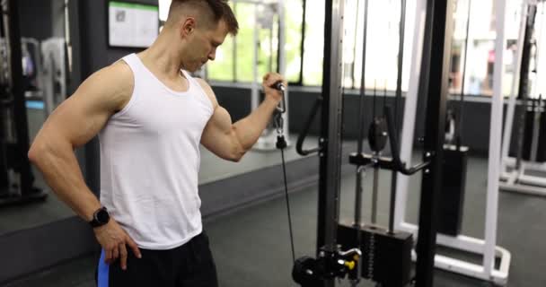 Atleta Realizando Ejercicios Máquina Cruce Atleta Realiza Curl Bíceps Con — Vídeo de stock