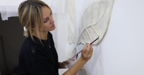 Yerindeki Kadın Eller Alet Kullanarak Levrek Kabartması Oyuyor Duvar Tasarımı — Stok video