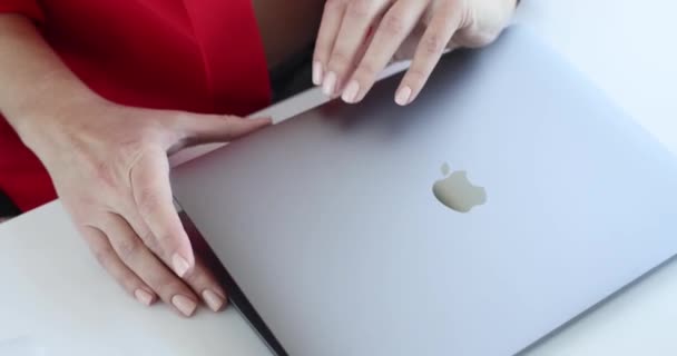 Tbilisi Georgia Oktober 2023 Business Woman Öppnar Laptop Apple Macbook — Stockvideo