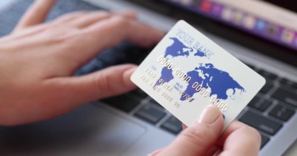 Kadının Elinde Kredi Kartı Var Verileri Bilgisayara Giriyor Çevrimiçi Alışveriş — Stok video