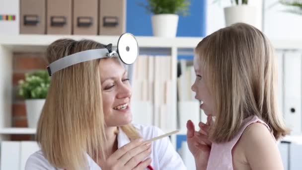 Γιατρός Ωρλ Διεξάγει Ιατρική Εξέταση Του Λαιμού Του Μικρού Κοριτσιού — Αρχείο Βίντεο