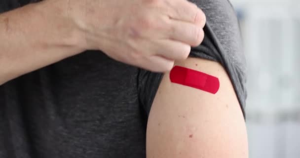 人接种疫苗后肩部出现红斑 成人接种概念 — 图库视频影像